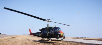 En
        bild på en helikopter
        Automatiskt genererad beskrivning